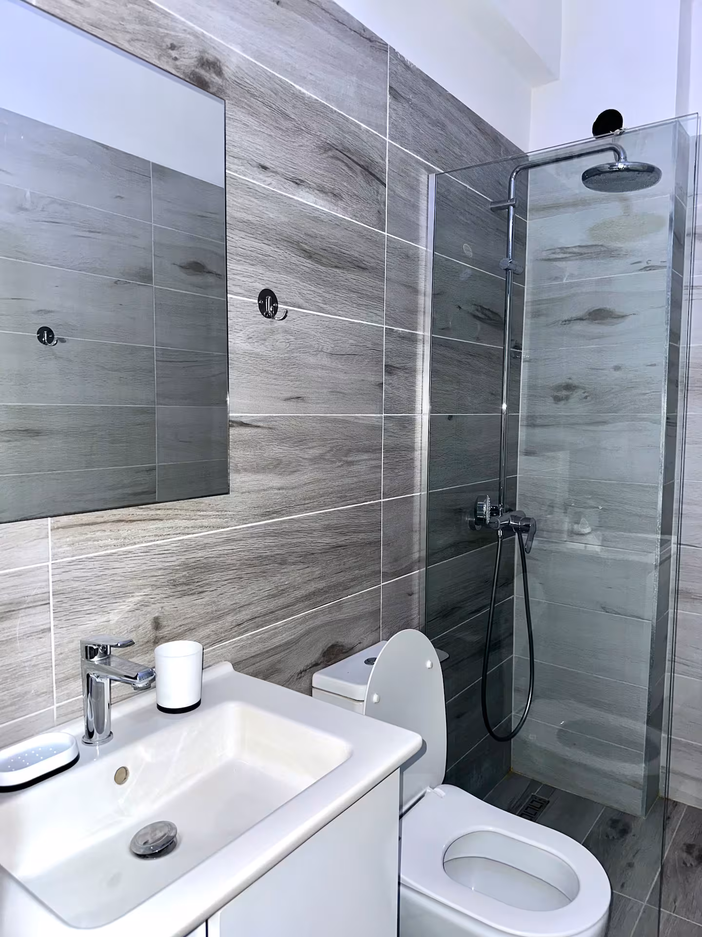 Seb's Central Apartment bathroom